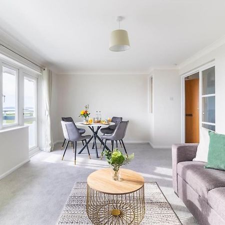 Wow! Seaview Beach Apartment Sleeps 6-Free Parking Bournemouth Buitenkant foto